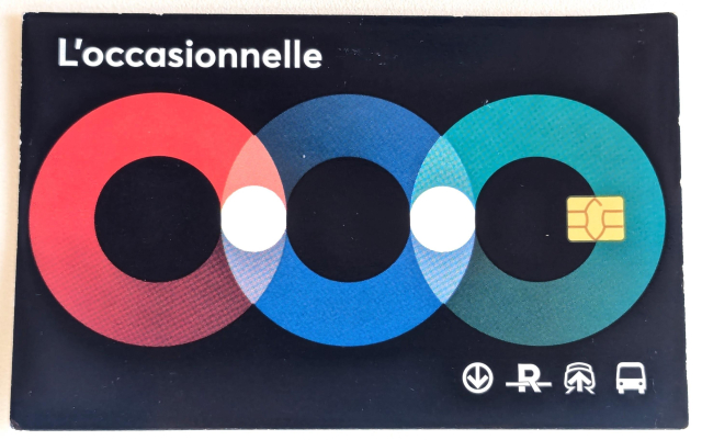 A black card with three colorful circles, labeled "L'occasionnelle". At the right is a small golden rectangle divided into segments, similar to the chip on a credit card.
