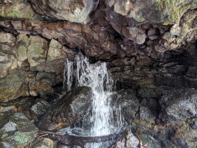 escurrimiento de agua en el río sedeño