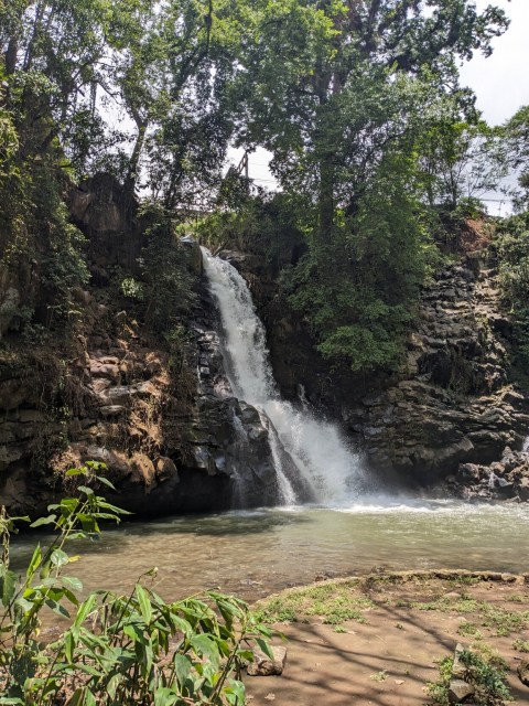 la cascada en todo su esplendor, el agua no se ve particularmente sucia 