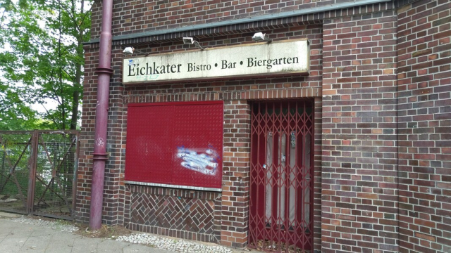 An einer S-Bahn Station (Berlin, nahe der Messe => DroidCon). Nennt sich Eichkamp. Auf dem Foto ist eine (geschlossene) Bar zu sehen, mit dem Schild "Eichkater Bistro * Bar * Biergarten"