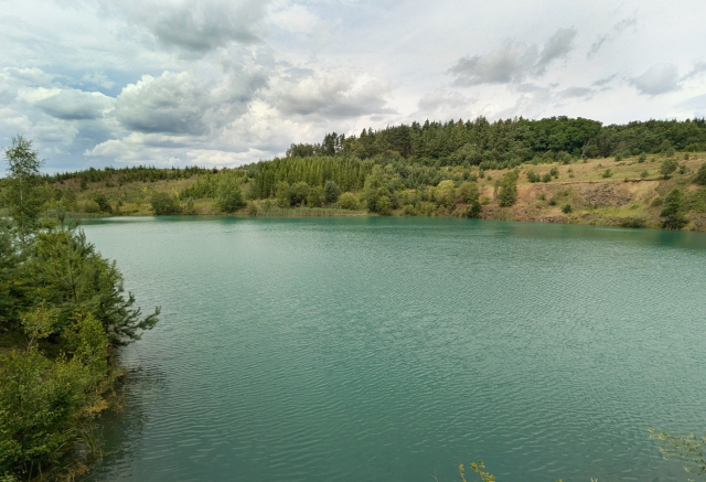 jezero po bývalé kamenolomu.