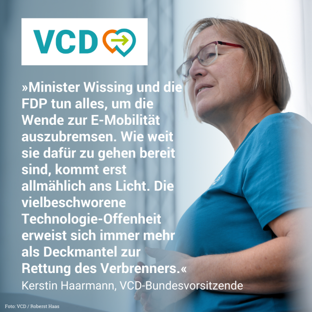 Man sieht ein Profilbild der VCD-Bundesvorsitzenden Kerstin Haarmann am Rednerpult. Text im Bild: "Minister Wissing und die FDP tun alles, um die Wende zur E-Mobilität auszubremsen. Wie weit sie dafür zu gehen bereit sind, kommt erst allmählich ans Licht. Die vielbeschworene Technologie-Offenheit erweist sich immer mehr als Deckmantel zur Rettung des Verbrenners.", Kerstin Haarmann, VCD-Bundesvorsitzende