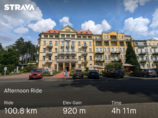 Na obrázku je hotel ve Františkových Lázních a pod ním statistiky jízdy, z aplikace Strava