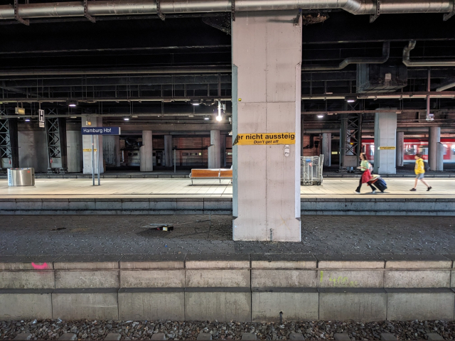 A platform at Hamburg Central Station. A yellow sign says "er nicht aussteig" / "Don't get off".