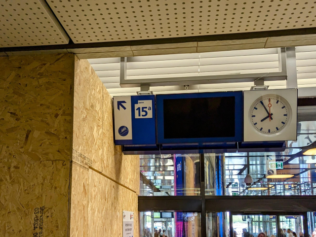 A departure board featuring a clock for a platform marked as 15a. The platform is closed and the departure board is completely dark with the clock stuck at 07:55:00.