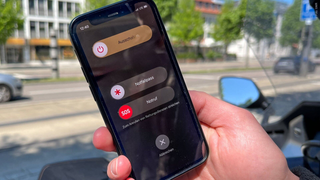 Ein Handy mit Schaltfläche für Notfallpass (Foto: SWR)