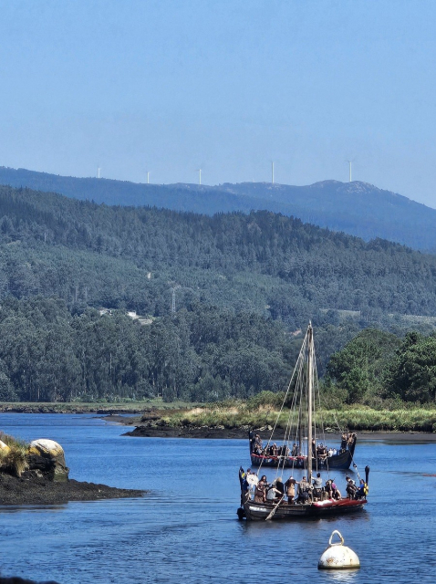 Dos réplicas de barcos vikingos navegando por la ría.