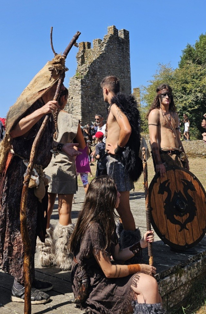 Cinco participantes de lamromeria en trajes vikingos.