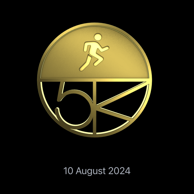 Zlatá trofej z aplikace Apple Health (Běh měřen mými Apple Watch 4) s dnešním datem 10.8.2024