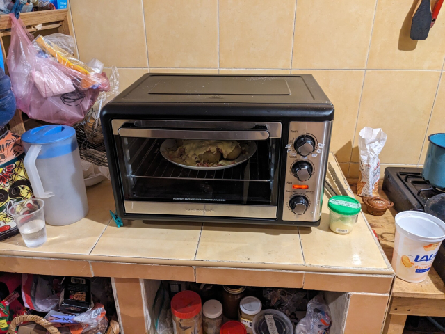 Foto del horno ya puesto en mi cocina y con unas papas al horno a medio cocer dentro.