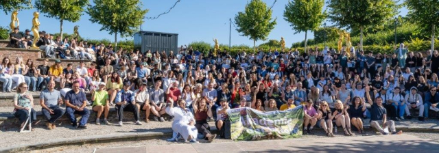 A group photo of the 200+ students at the Akademie der Spiele.