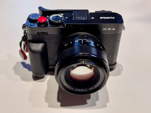 a small black mirrorless camera with removable lens