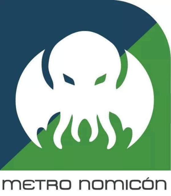 Ícono del sistema de transporte subterráneo de Cd de México, conocido como "Metro". La señal representa una intersección entre dos rutas, con el símbolo sustituido por una imagen abstraída de una cabeza de pulpo con alas, representando a Cthulhu.

Texto: Metro Nomicón.