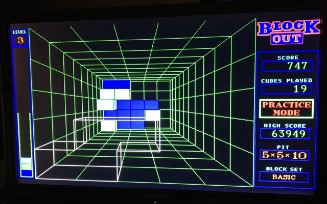 A green 3D grid visualizing a kind of shaft. 3D wireframe Tetris pieces are falling down said shaft, viewed top down. Right side shows score and game parameters. 