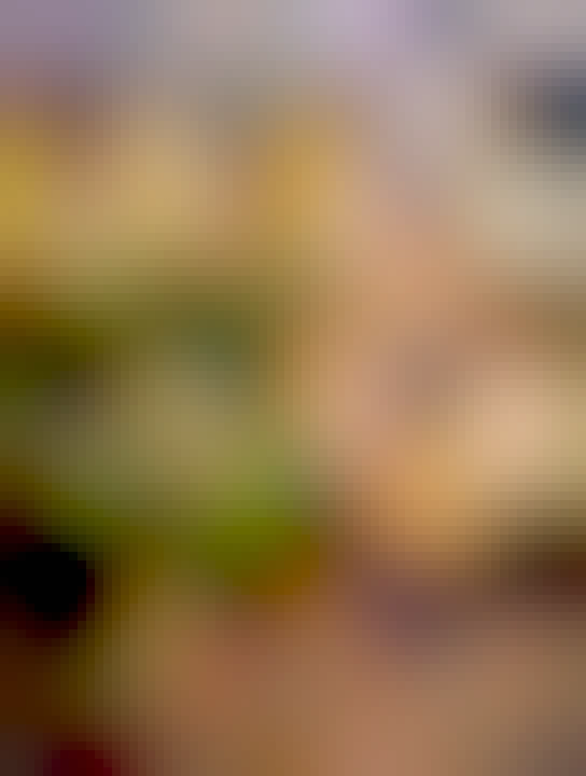 pečený losos so zemiakmi a zelenou fazuľokou na drevenej doske