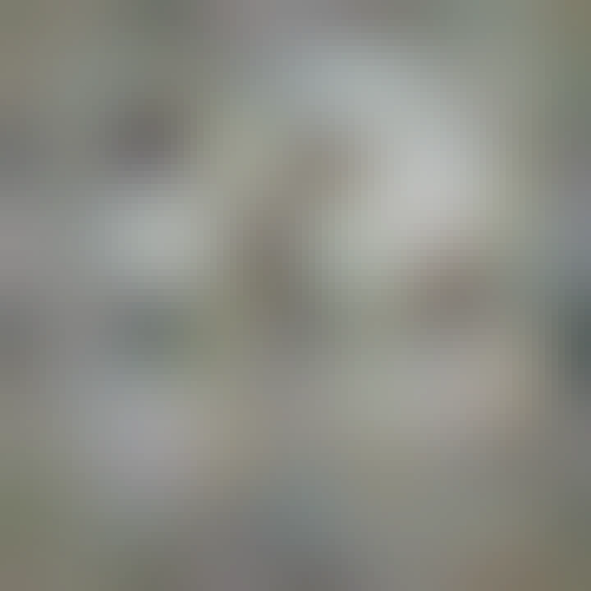 Proteinova tyčinka v bílé čokoládě na stříbrném obalu a s metrem, kde je vidět, že má cca šest cm.