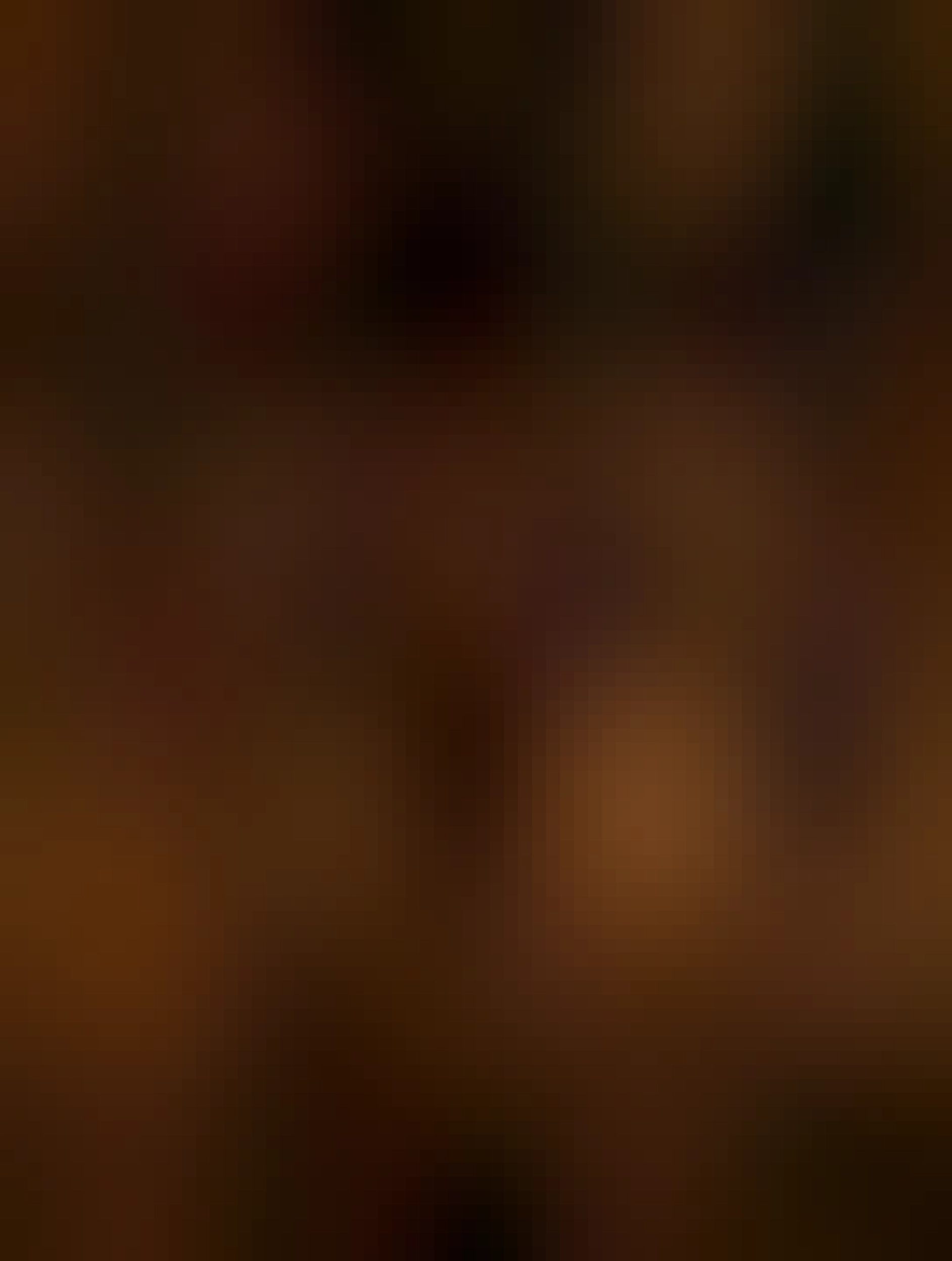 tá istá tmavá mačka sedí v tej istej záhradke ale teraz vedľa pneumatiky a na niečo sa sústredí opačným smerom ako pred tým, teraz do steny