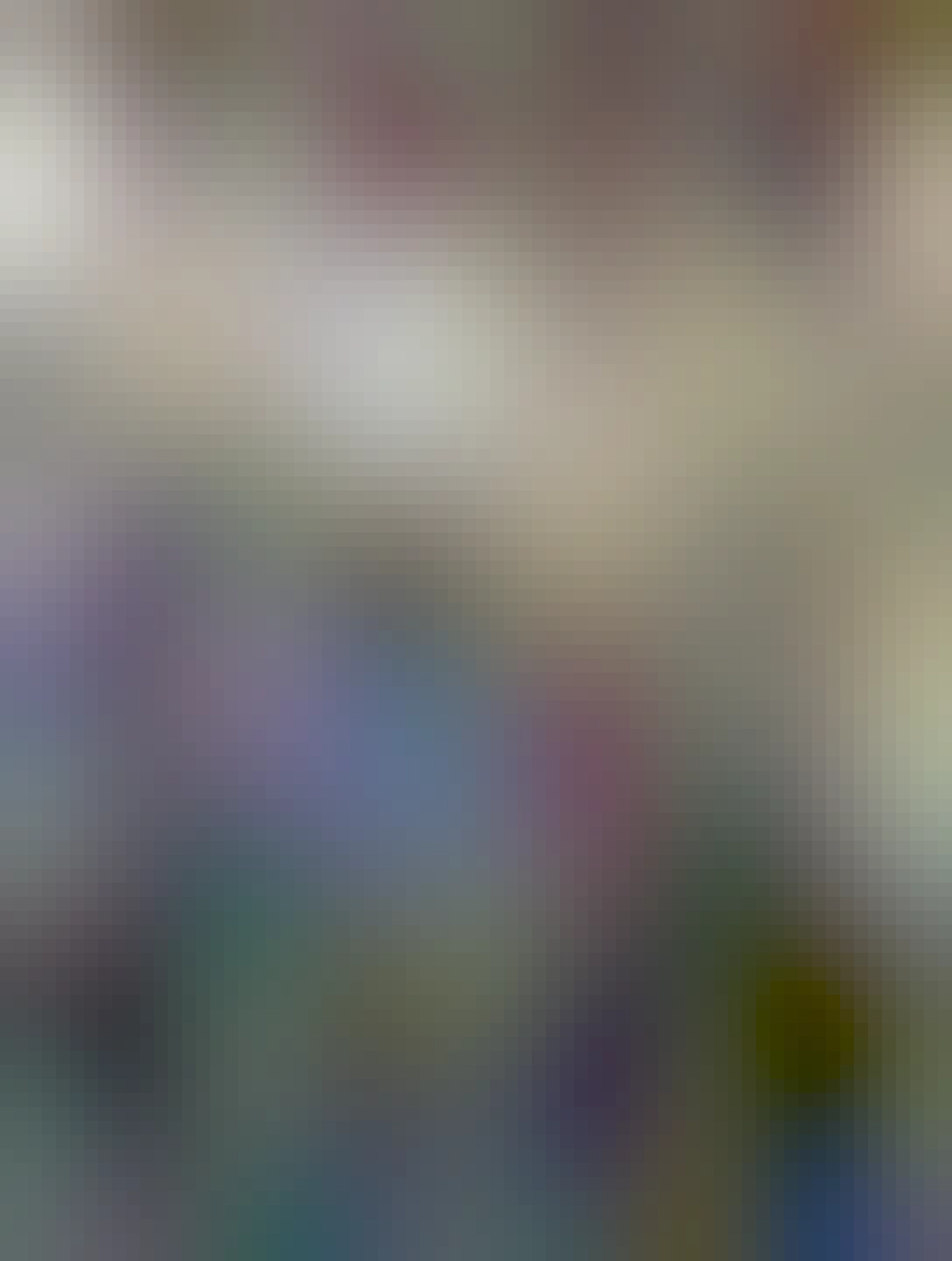 v gyme, železo činky a stroje, modrý koberec a zrkadlá 