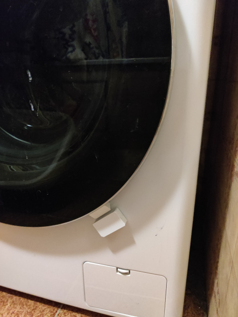 A "smart" LG washing machine with Sonoff ZigBee door sensor mounted on it.