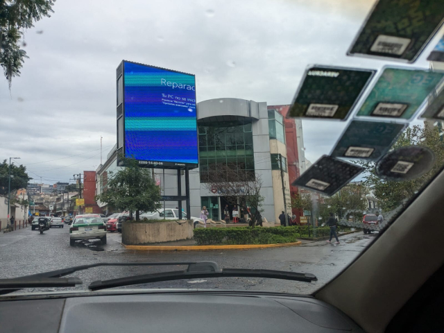 Un espectacular enorme frente a un centro cristiano en conocida esquina xalapeña, con un mensaje cortado de "Reparación del PC" todo en azul.