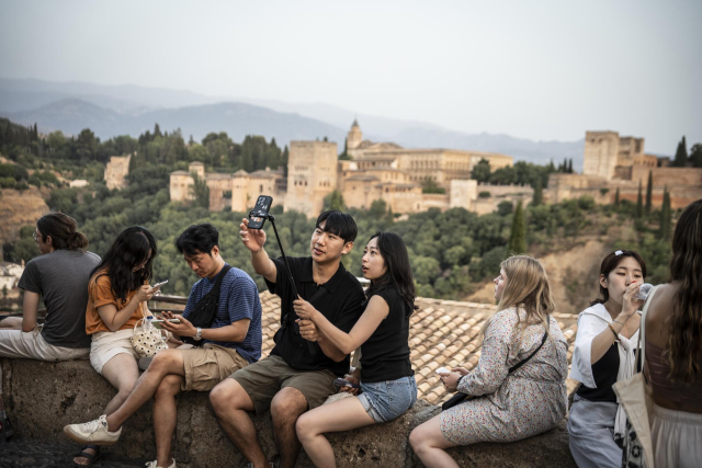 Turistas en el Mirador de San Nicolás, Albaicín, Granada. 