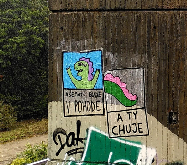 Dino grafitti na betonovom stlpe mosta:

- vlavo: Dino a pod nim napis: "Všetko bude v pohode"
- vpravo: zrejme chvost Dina a napis: "A ty chuje"