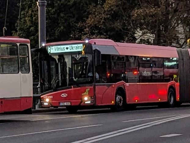 Front face of an articulated bus by Solaris. The front transparent reads: "3G Vilnius ♥️ Ukraina"