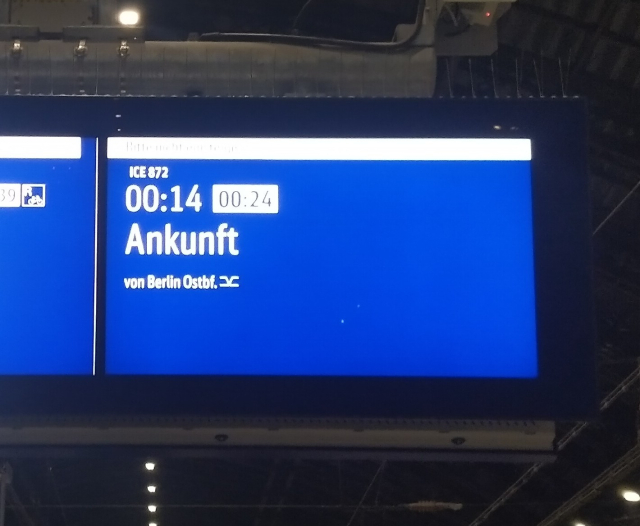 Electronic announcer showing a delayed arrival time of 10 minutes