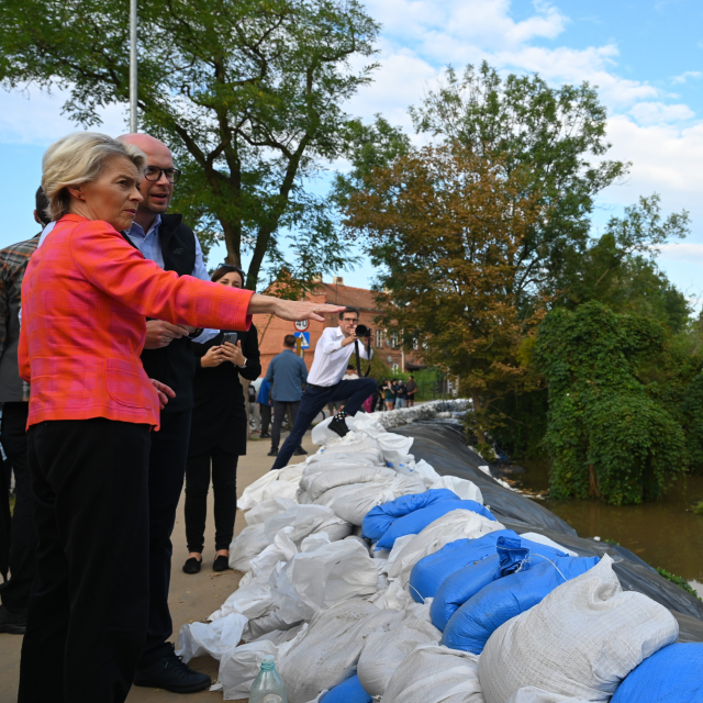 A photo with President von der Leyen and Jacek Sutrykon, next to an area affected by the recent floods and heavy rain in Wrocław, Poland.