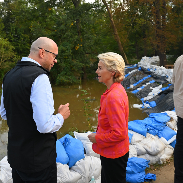 A photo with President von der Leyen and Jacek Sutrykon in front of an area affected by the recent floods and heavy rain in Wrocław, Poland.