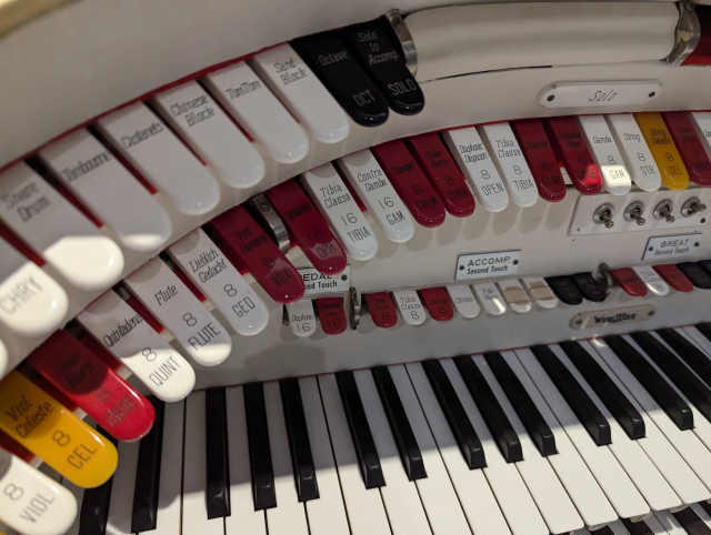 Ausschnitt des Spieltischs der Wurlitzer Orgel im Musikinstrumentenmuseum Berlin 