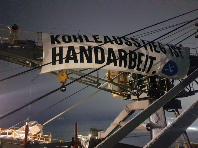 Kohleausstieg ist Handarbeit - steht auf einem Transparent, welches auf einem Braunkohlebagger von Aktivist_innen von Ende Gelände gezeigt wird. 