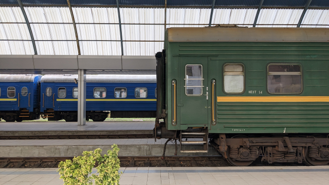 Two trains in Chisinau, 🇲🇩 Moldova station. The front one is green and leaves for Bendery, 🇷🇺 Pridnistrovie, the back one is blue with a yellow stripe heading for Kyiv, 🇺🇦 Ukraine.