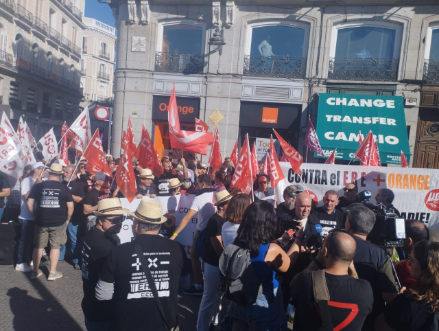 Concentración de CCOO en contra del ERE de MasOrange el 5 de octubre de 2024 en Sol, Madrid.