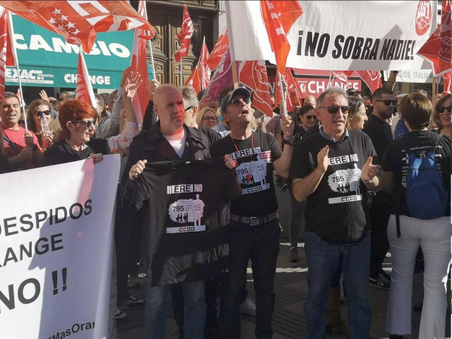 Enrique Santiago y Unai Sordo, junto a los trabajadores y trabajadoras en la concentración de CCOO en contra del ERE de MasOrange el 5 de octubre de 2024 en Sol, Madrid.