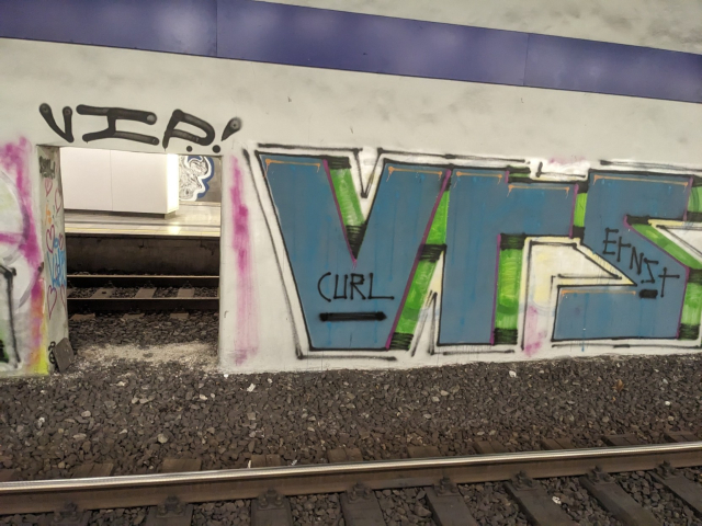 "curl" on a vienna train station graffiti