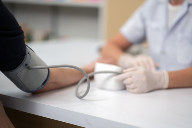 NPR: Blood pressure readings are a key to evaluating your risk of cardiovascular disease. But a new study finds that even small missteps in how they are taken can significantly skew the results.#news #NPR https://www.npr.org/sections/shots-health-news/2024/10/08/nx-s1-5145785/blood-pressure-reading-arm-position-hypertension