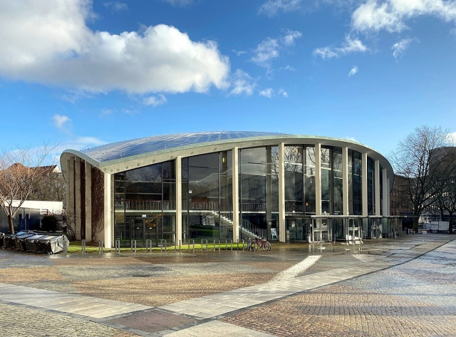 Foto der Fassade des Audimax der Universität Hamburg, Von-Melle-Park 4