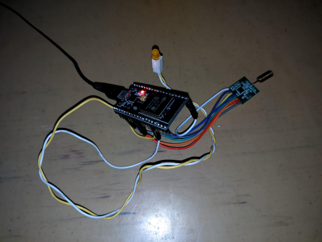 ESP-32 Wroom board with cc1101 radio module wired together