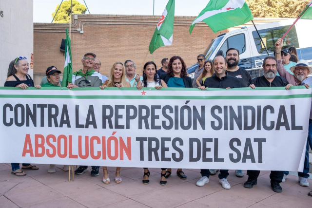 Las tres trabajadoras absueltas junto a otras sindicalistas del SAT