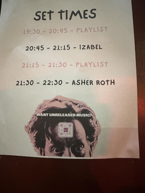 QR kod s titulkem "WANT UNRELEASED MUSIC?" na plakatu hudebniho klubu s lineupem Izabel a Asher Rotha.