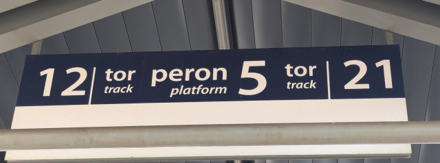 A sign showing platform 5 with track 12 on the left and 21 on the right.