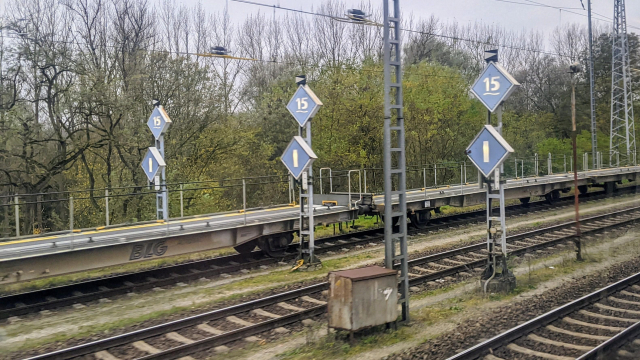 A view of train tracks with signals "collector up" and "15 ~".