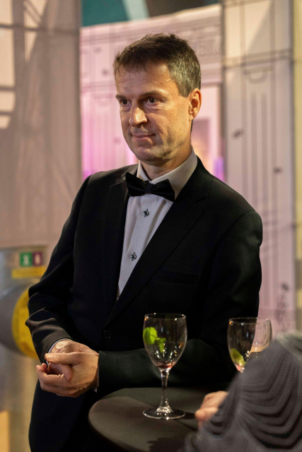 Daniel in a suit, at the Polhem Prize awards 2024. Doing his best James Bond impression.