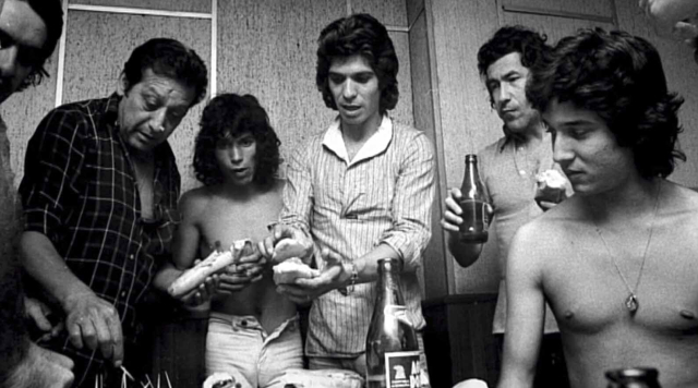 Camarón, Raimundo y Tomatito, entre otros, tomando unas cervezas y comiendo bocatas de mortadela en los descansos entre sesión y sesión de grabación. Foto de Mario Pacheco. RTVE.