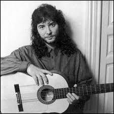 Tomatito, en una foto promocional de joven, con barba y su guitarra. 