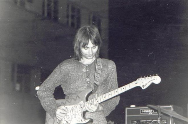 Gualberto García, de Smash, con una camisa hippy y tocando la guitarra eléctrica. Fury Days.