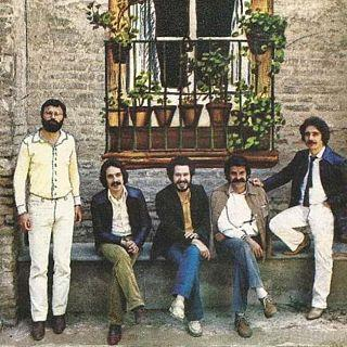 El grupo Alameda, en una imagen promocional de uno de sus discos, donde sus miembros aparecen en una foto retocada para parecer pintada apoyados en un muro ocupado por una amplia ventana enrejada y llena de macetas de flores muy andaluza. Discogs.