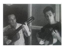 Antonio Sánchez Pecino y un joven Paco de Lucía tocando juntos la guitarra. Facebook.