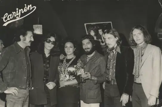 Una foto única: de izquierda a derecha, Ricardo Pachón, Antonio de Smash, Lola Flores, Manuel de Molina, Julio Matito y Hendricks, de Smash. El sitio es el Caripen, una sala de Madrid, y el año, 1971. Revista Cáñamo.